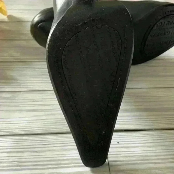 Donald Pliner women’s point toe black leather elastic gusset ankle booties 8 - Picture 5 of 8